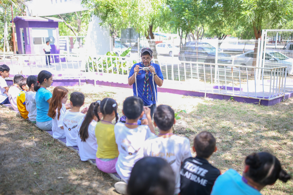 Curso de nudos con personal de los Boys Scouts. Foto: DIF Tamaulipas