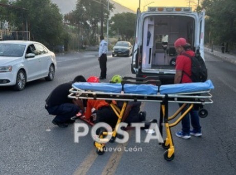 Mujer queda grave tras atropello en Santa Catarina