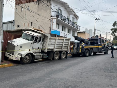 Camión materialista choca contra fachada de vivienda; conductor fue detenido