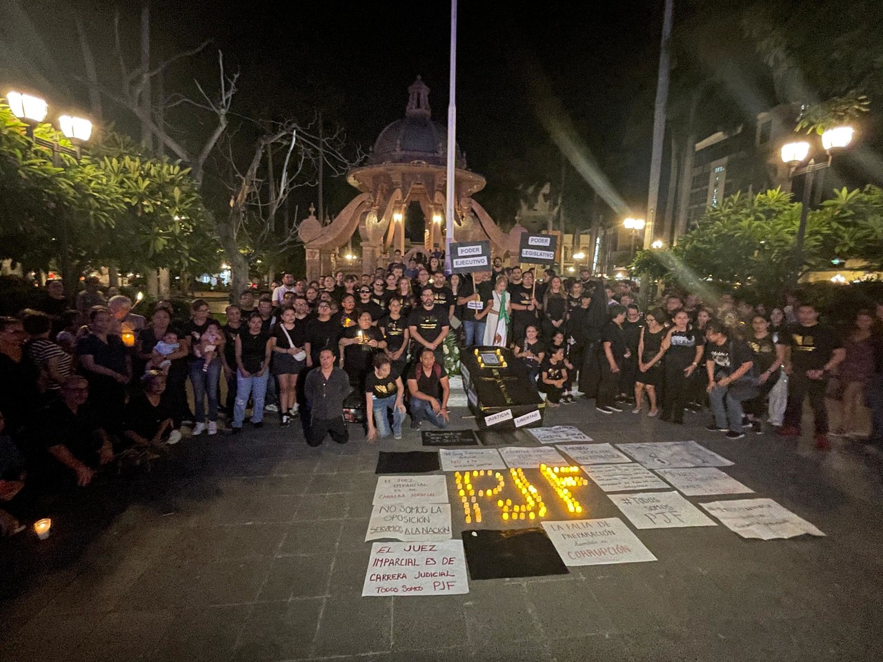 Una marcha con tintes fúnebres fue la que efectuaron los trabajadores del Poder Judicial de la Federación en Tampico, en contra de la aprobación del dictamen a favor de la Reforma Judicial. Foto: Axel Hassel