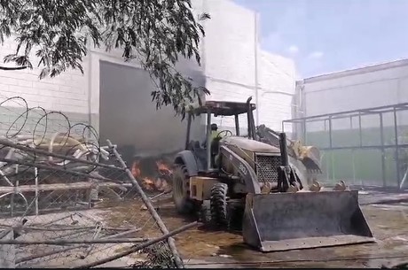 Evacúan a empleados por incendio en bodega industrial 'Mosaicos Rivero' (VIDEO)