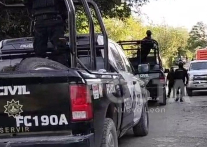 Elementos de Fuerza Civil cubriendo el área donde se encontró el cuerpo del hombre. Foto: Raymundo Elizalde.