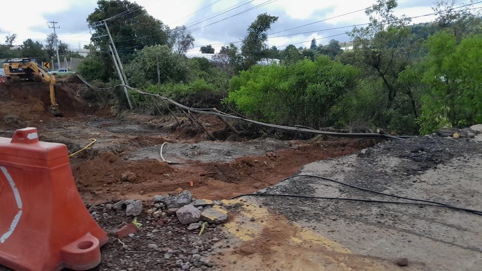 Las autoridades muncipales informaron que se despejó la carretera y que se puede circular, aunque los trabajos continúan. Foto: FB Tres PM