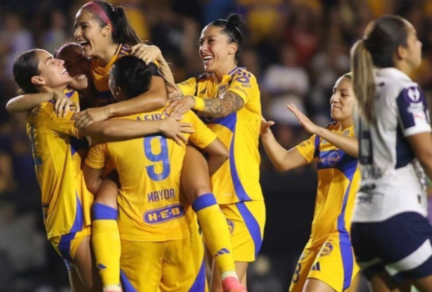 Jugadoras de Tigres Femenil festejando uno de los cuatro goles hechos ante Rayadas. Foto: Claro Sports.