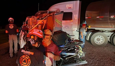 Dos camionetas chocan contra tractocamión en Santa Catarina