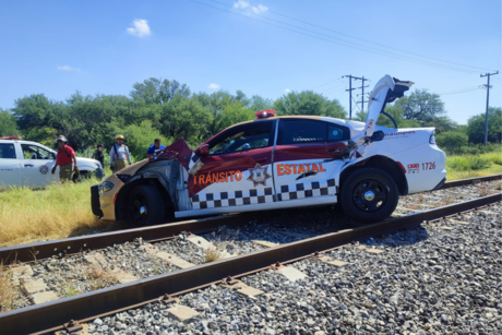 Choca patrulla de Tránsito Estatal en cruce ferroviario de Victoria