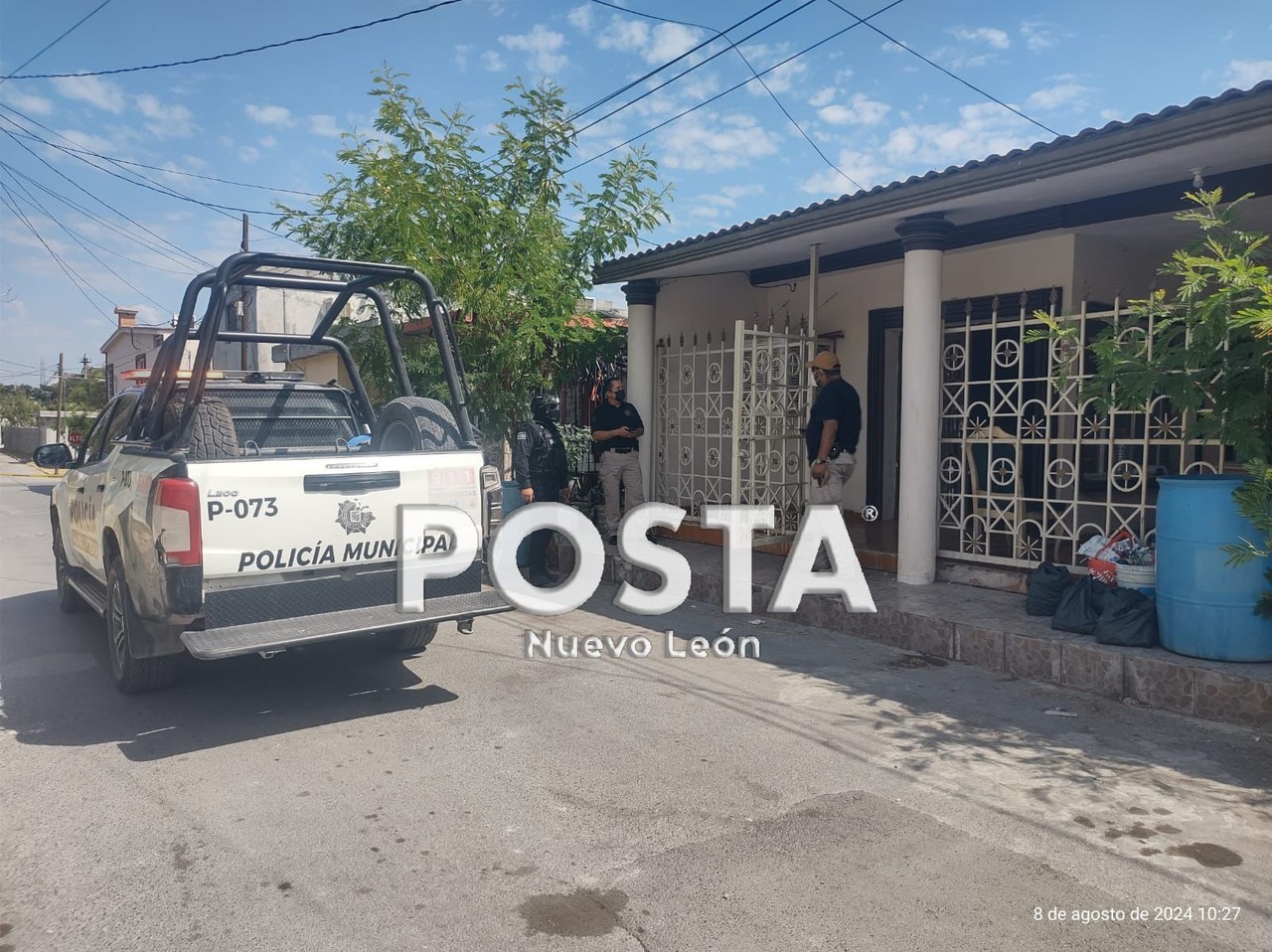 Las autoridades al exterior del domicilio una vez que la mujer hizo el reporte. Foto: Raymundo Elizalde.