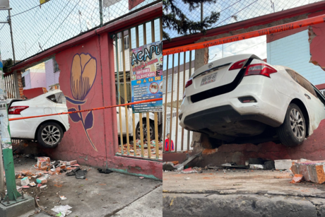 Auto termina dentro de una casa en Ejército de Agua Prieta, Iztapalapa