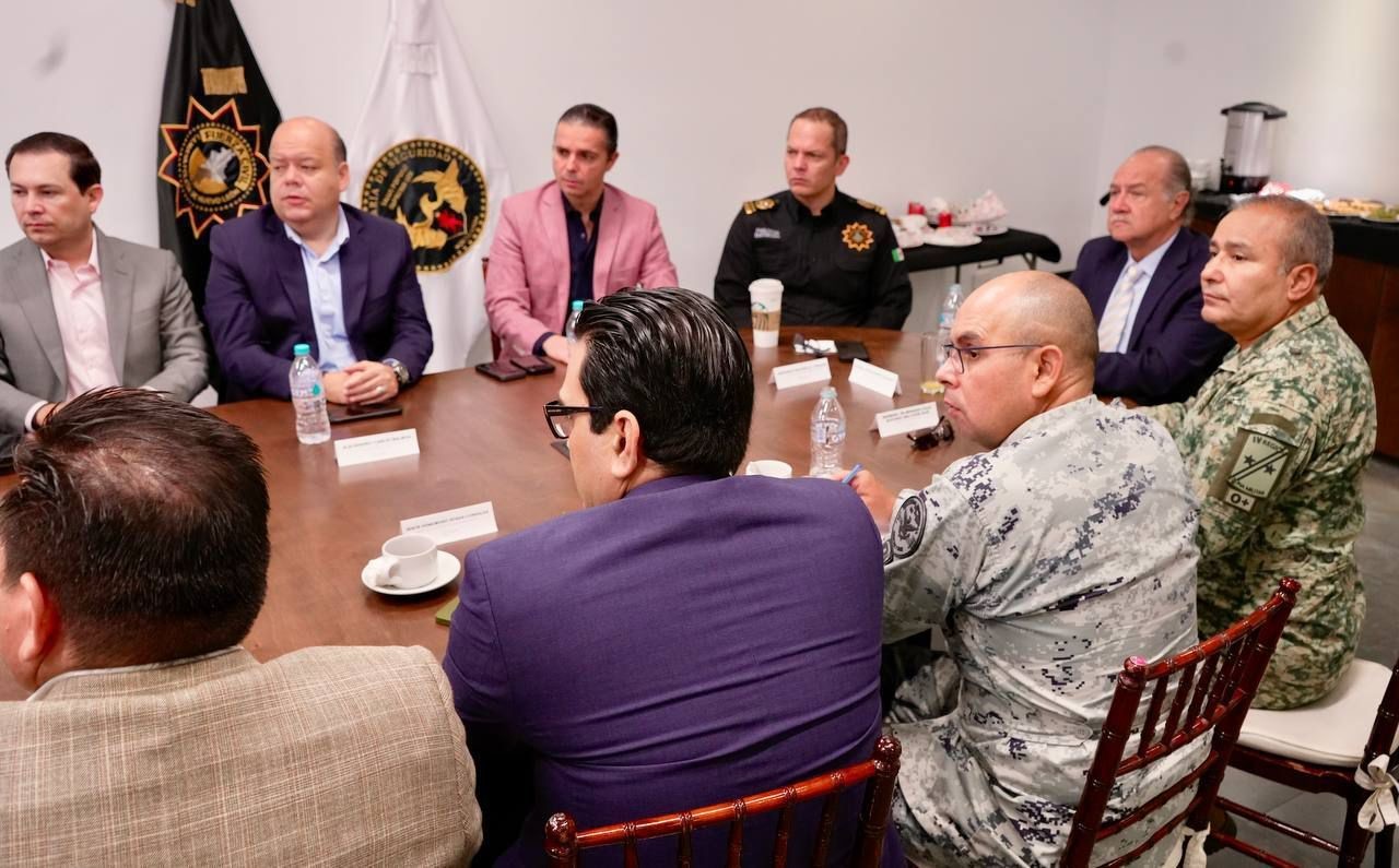 Autoridades a nivel estatal y federal en la reunión de seguridad. Foto: Fuerza Civil.