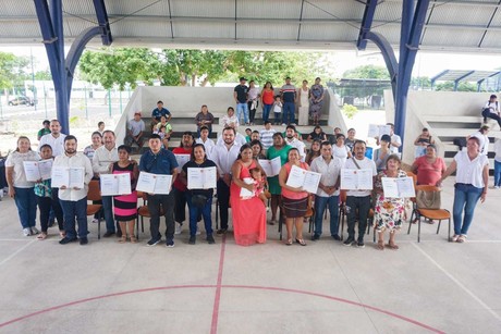 Logran superar barreras: Segey entrega de certificados educativos en Mérida