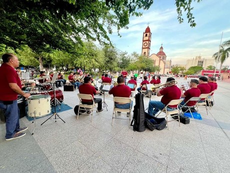 Invitan a tardes de música en la plaza del 15 con la Banda del Estado