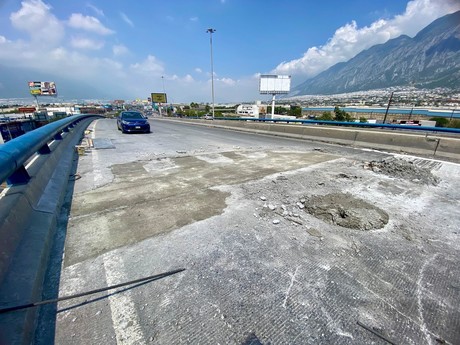 Cierran tres carriles en avenida Díaz Ordaz, avanzan reparaciones