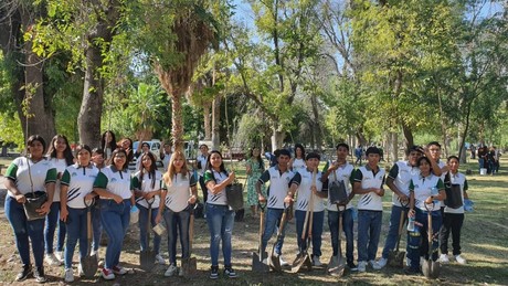 Reforestan Bosque Venustiano Carranza en Torreón con 100 árboles