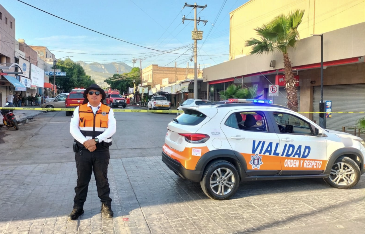 Elemento de tránsito resguarda calles aledañas al incendio en Torreón. Foto: Tránsito Torreón