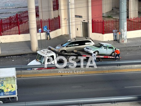 Grúas se llevan carros mal estacionados frente a hospital del IMSS en Monterrey