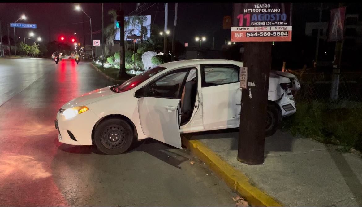 La mujer circulaba procedente de Bulevar Adolfo López Mateos y trató de ganarle el paso al tren sobre Avenida Monterrey. Fotos: Axel Hassel