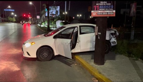 Tren destroza auto tras imprudencia de mujer en Ciudad Madero