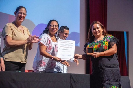 Reconocen a docentes destacados por su práctica educativa