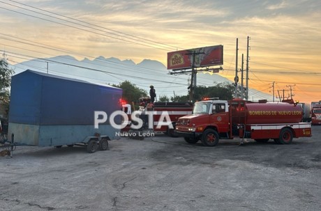 Tarimera y vehículos de construcción afectadas por incendio