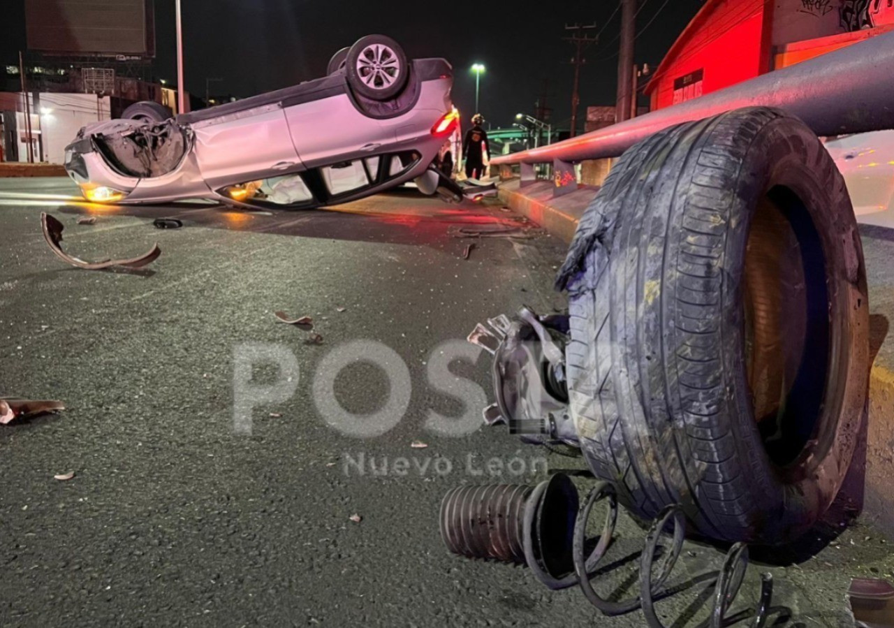 La camioneta que volcó, llantas arriba y con una desprendida. Foto: Raymundo Elizalde.