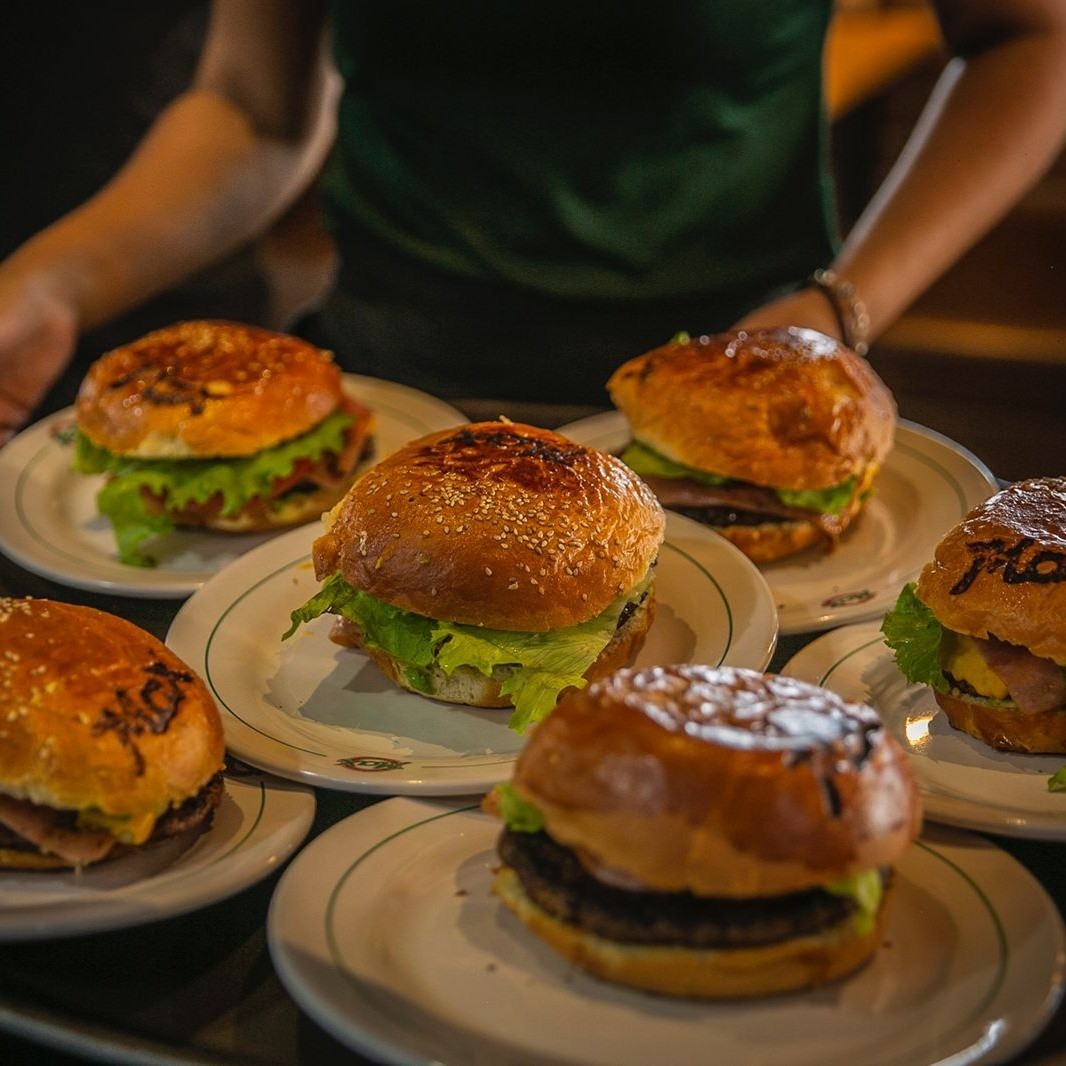 Hamburguesa especial. Foto: Facebook El Lugar de Max