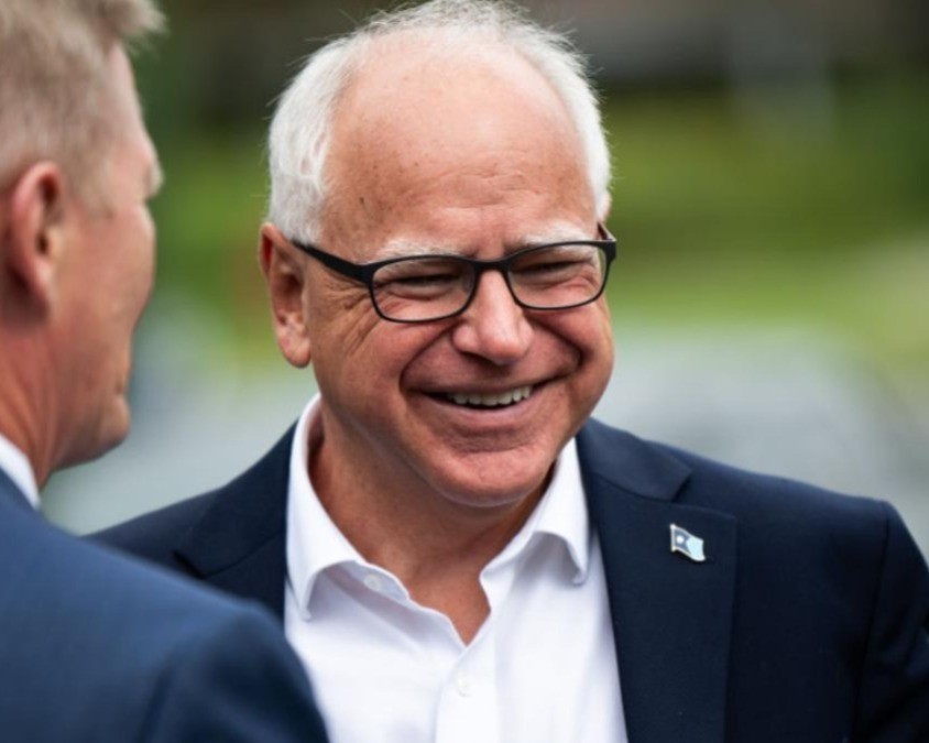 Tim Walz en un evento público en su estado Minnesota, donde es gobernador. Foto: El Diario.