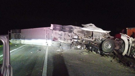 Tractocamión causa accidente carretero en Monterrey-Saltillo; hay 5 lesionados