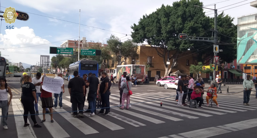 Bloqueo en Eje Central Lázaro Cárdenas. Foto: Archivo de @OVIALCDMX