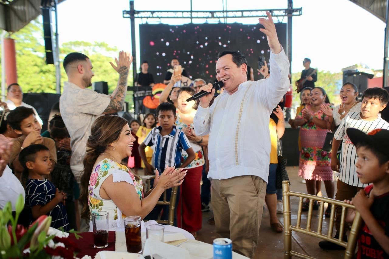 Joaquín Díaz Mena celebró rodeado de su familia y pobladores Foto: Cortesía