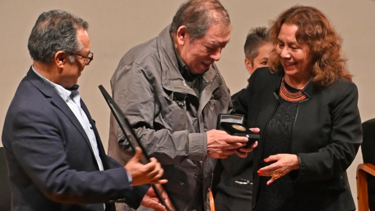 Guillermo Ceniceros recibiendo la medalla Bellas Artes 2023. Foto: Gobierno de México.