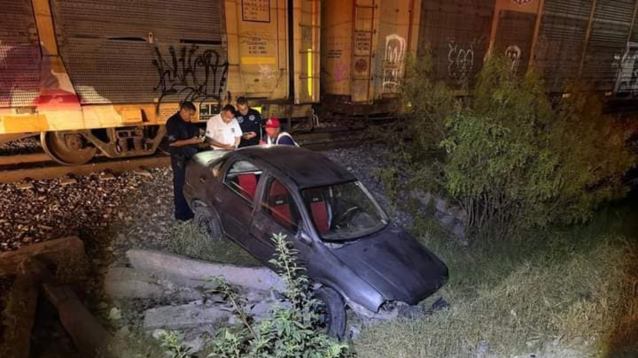 Chevy Monza impactado por el tren en Ramos Arizpe / Foto: Redes Sociales