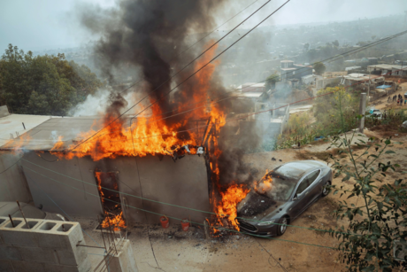 Tesla conectado con 'diablitos' provoca incendio