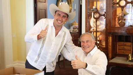 'Gracias por mi sombrero', dice Manolo Jiménez a gobernador de Texas en visita