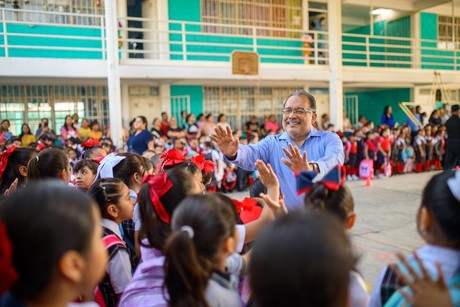 Andrés Mijes refuerza apoyos para educación y seguridad en Escobedo