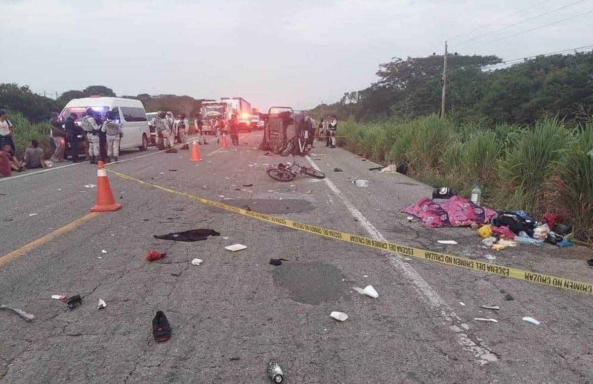 Autoridades acordonaron el tramo carretero donde fue embestida una caravana migrante por una camioneta en el estado de Oaxaca. Foto: Facebook Bloqueos, Accidentes Y Noticias De Oaxaca