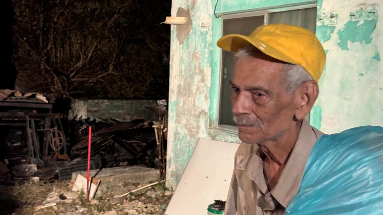 Don Luis Rey Lino, un adulto mayor de 76 años de oficio carpintero que perdió todo su patrimonio en un incendio registrado el pasado 13 de Agosto en la colonia Felipe Carrillo Puerto de Ciudad Madero. Foto: Axel Hassel