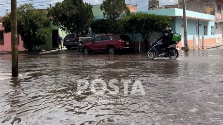 Fuerte lluvia provoca encharcamientos al sur de la ciudad