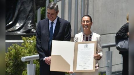 Claudia Sheinbaum recibe constancia como la primera presidenta electa de México