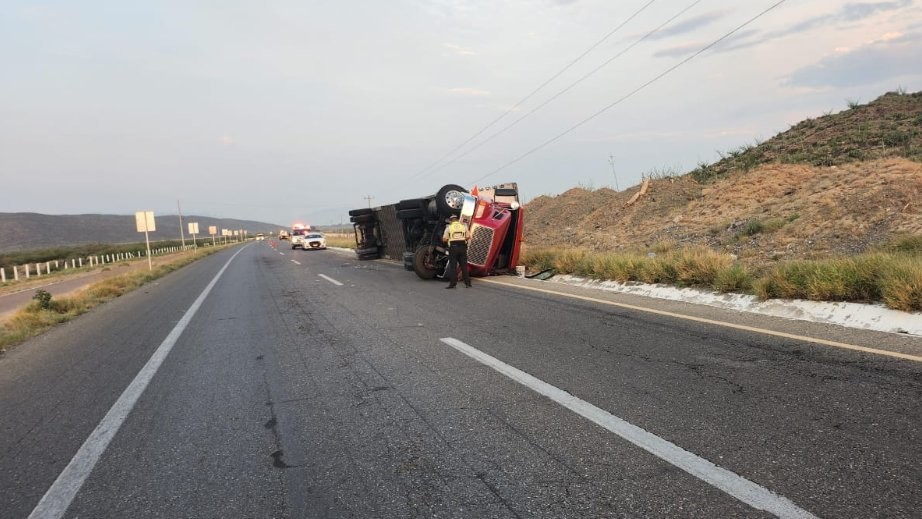 Se vuelca unidad pesada en carretera Saltillo-Torreón. Foto: Guardia Nacional