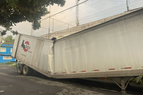 Se parte caja de tráiler en zona de vados de Zaragoza; no hay heridos.