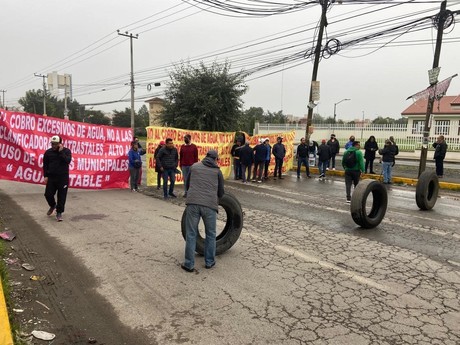 Bloquean carretera Toluca-Naucalpan ; vecinos denuncian cobros excesivos de agua