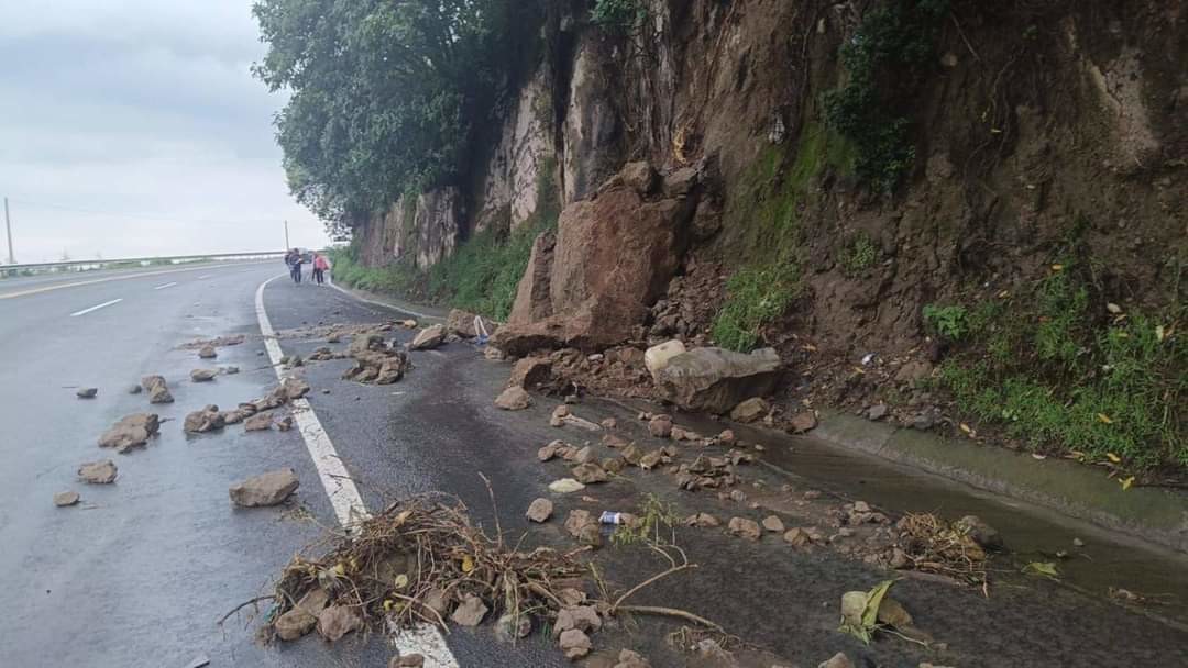 Deslave en Xonacatlán afecta carretera Toluca-Naucalpan. Foto: RRSS