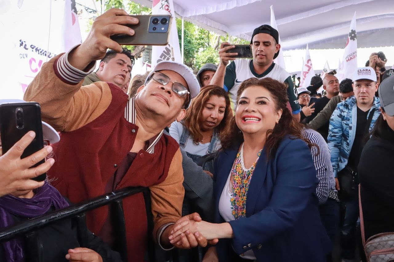 Clara Brugada con vecinos de la demarcación GAM. Foto: @ClaraBrugadaM