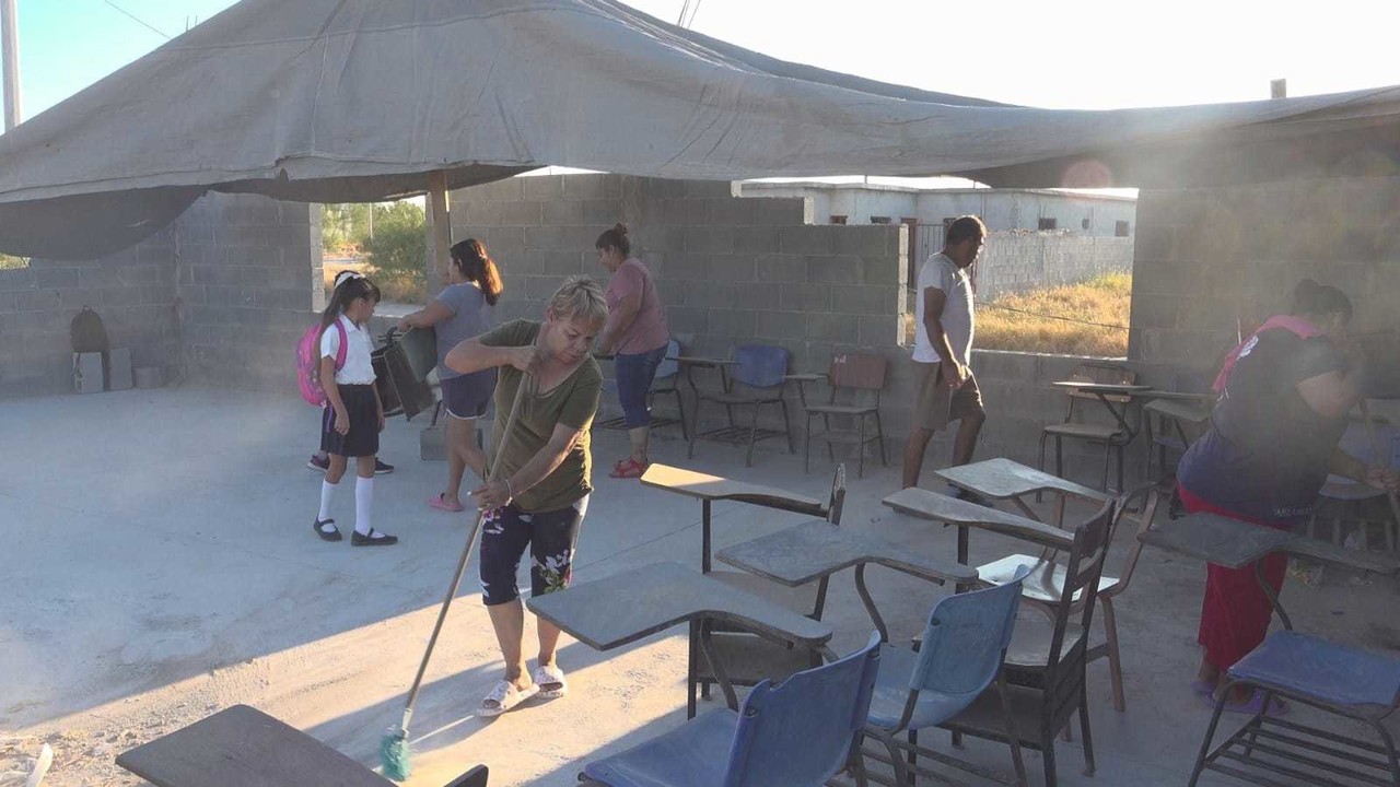 Padres de familia se unen diariamente a las labores de limpieza del 'aula'. Foto: Redes sociales