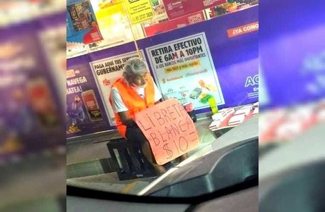 Piden apoyar a abuelito que vende libretas en Guadalupe