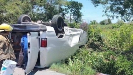 Camioneta sufre volcadura en la carretera Mérida-Progreso