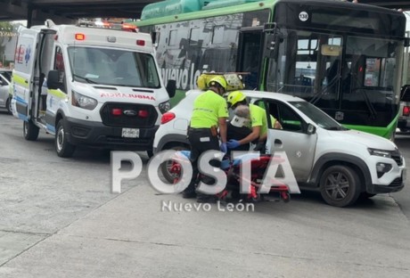 Choque entre Ecovía y carro deja un herido en Monterrey