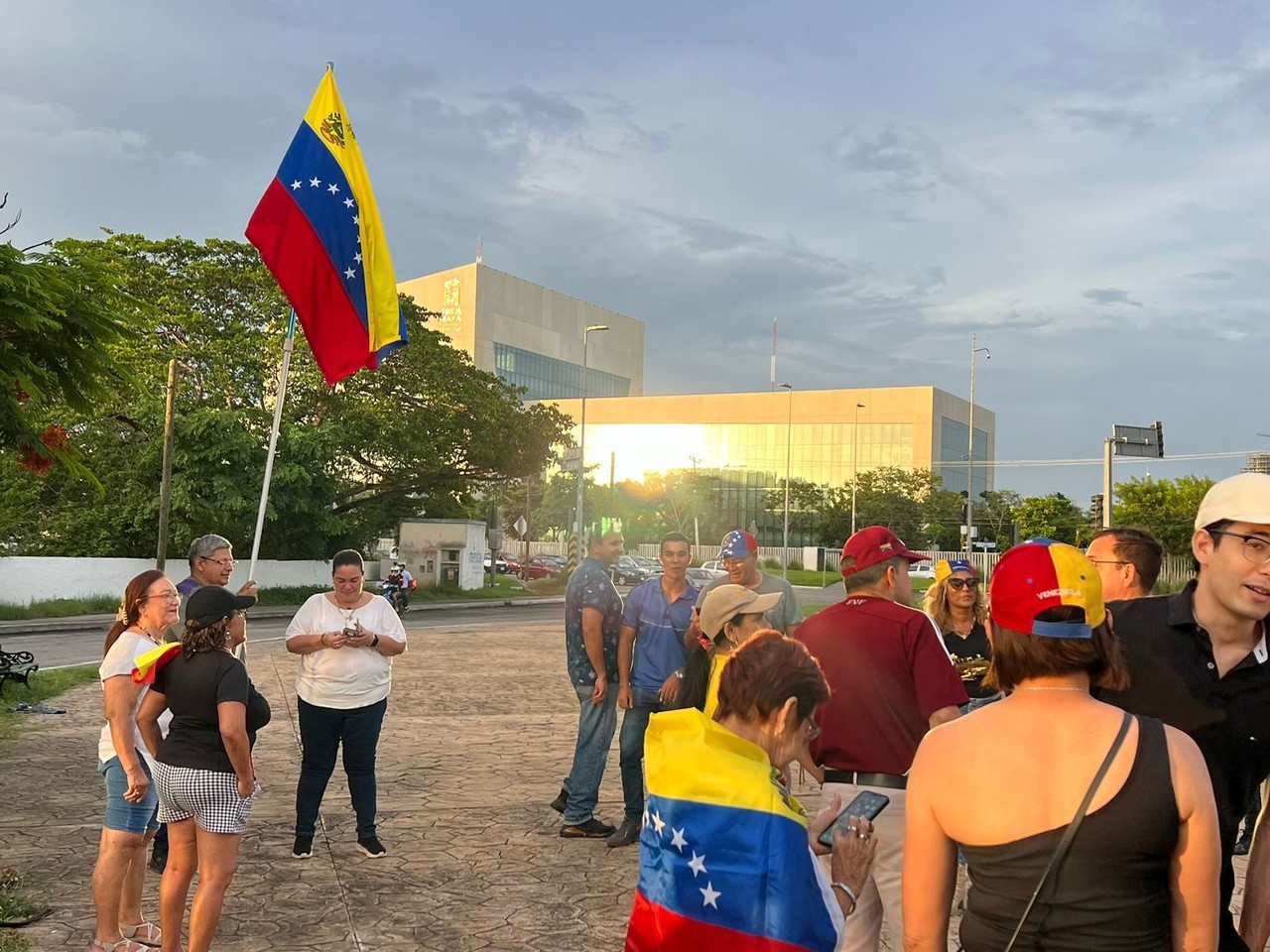 Ciudadanos venezolanos en Mérida celebraron a su país el pasado domingo 28 de julio, día en que se realizaron las elecciones en Venezuela que dieron como resultado la victoria de Nicolás Maduro para que siga en el poder.- Foto de archivo