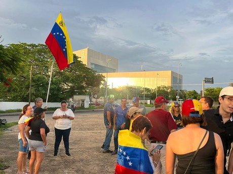 Yucatán se une a protesta de venezolanos contra Nicolás Maduro