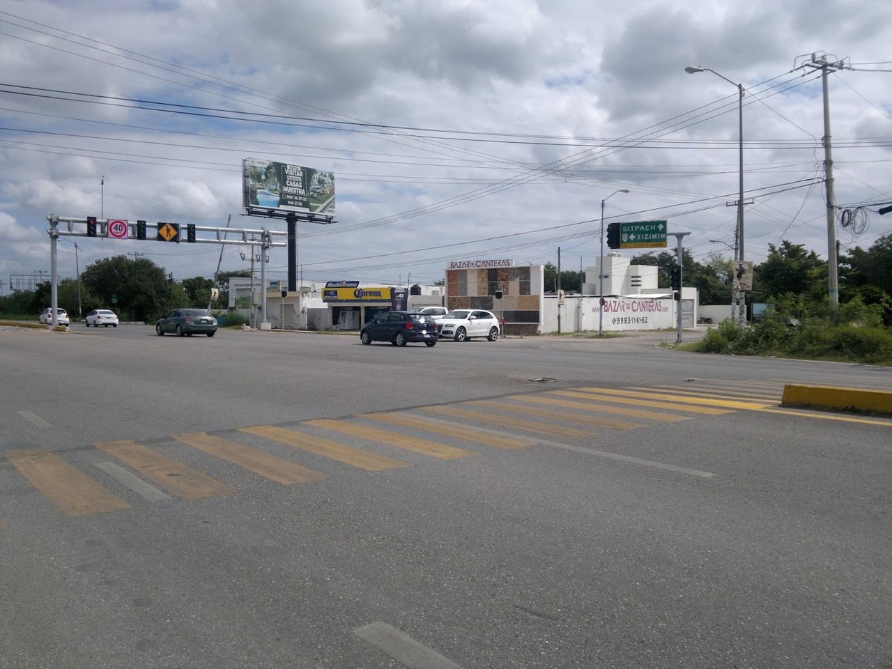 Autoridades estatales hicieron un llamado a la ciudadanía a manejar con precaución al llegar al cruce de la carretera Cholul – Sitpach, debido a que se realizarán modificaciones en la vialidad.- Foto de redes sociales